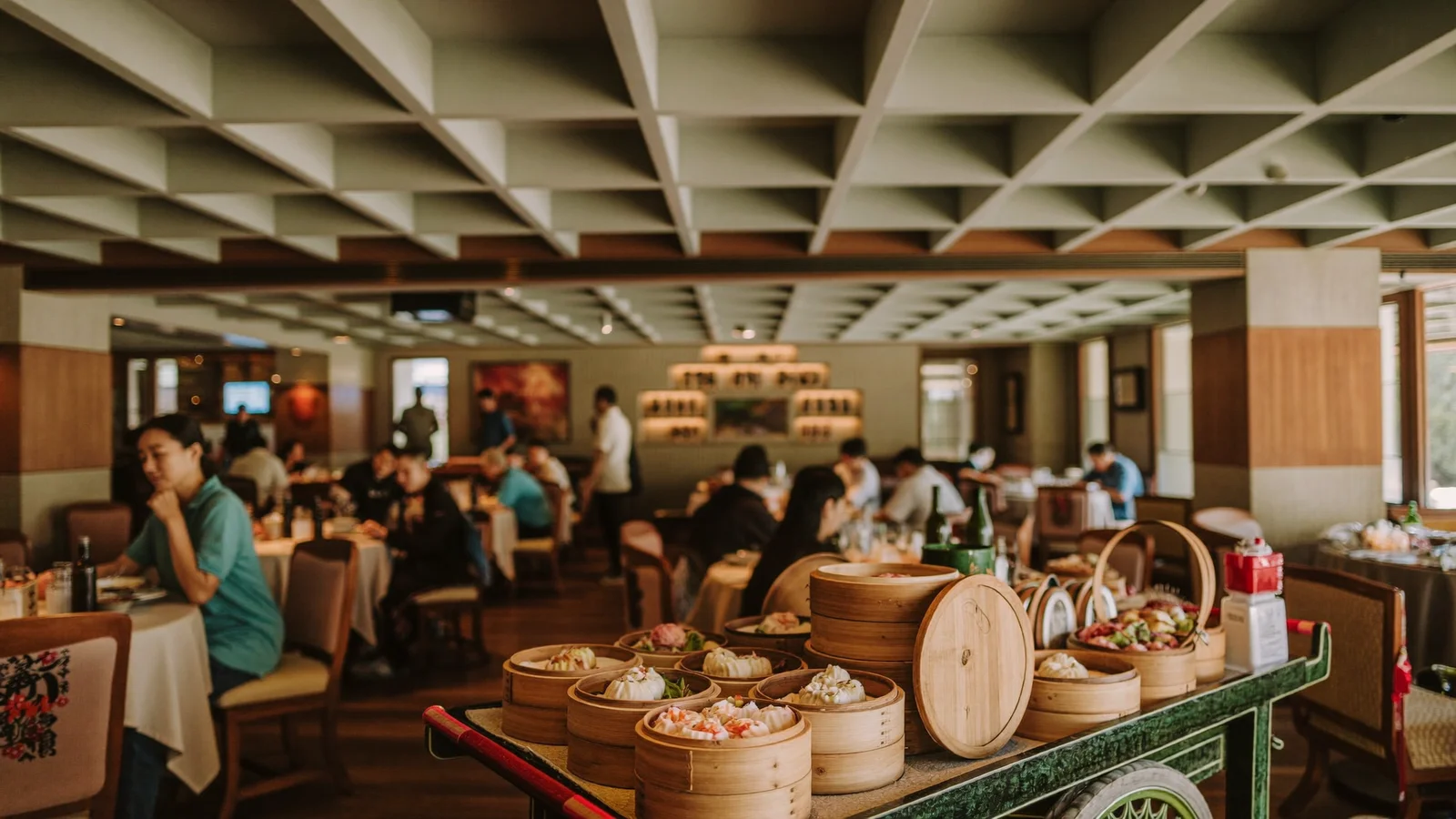 A rolling dim sum cart with steamed bamboo baskets in an elegant Cantonese dining room - illustrative hero for this Hong Kong restaurant guide, not a photo of Canto Jade itself